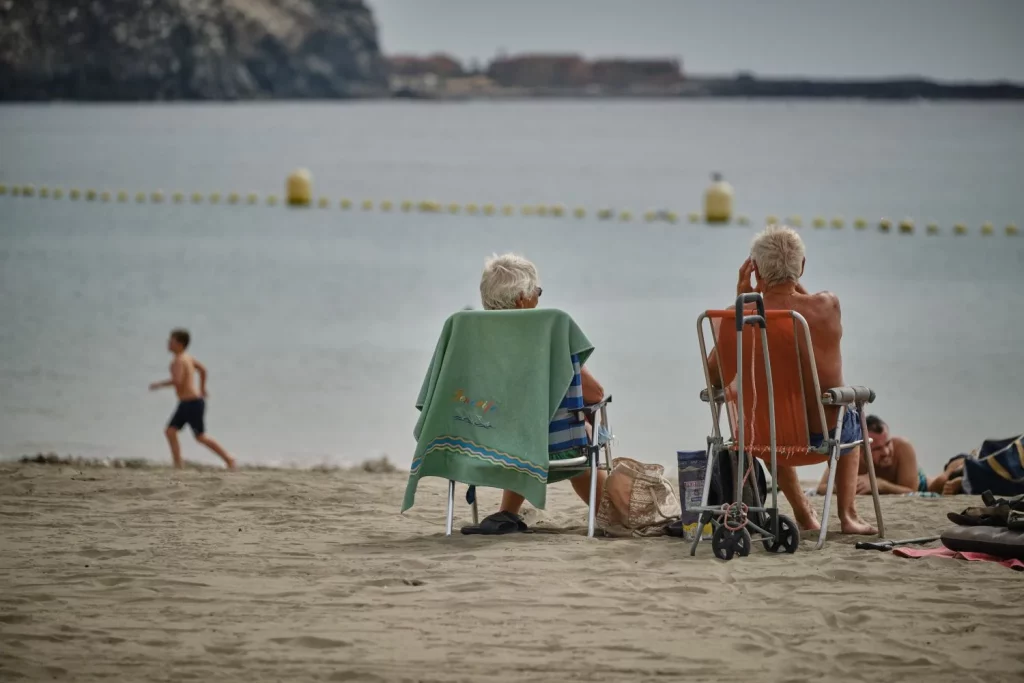 Europapress 3395067 25 October 2020 Spain Cristianos Tourists Enjoy The Sun On The Beach Playa