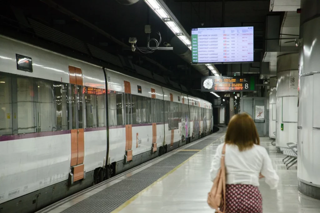 Europapress 6036327 Pasajera Anden Trenes Renfe Rodalies 17 Junio 2024 Barcelona Catalunya