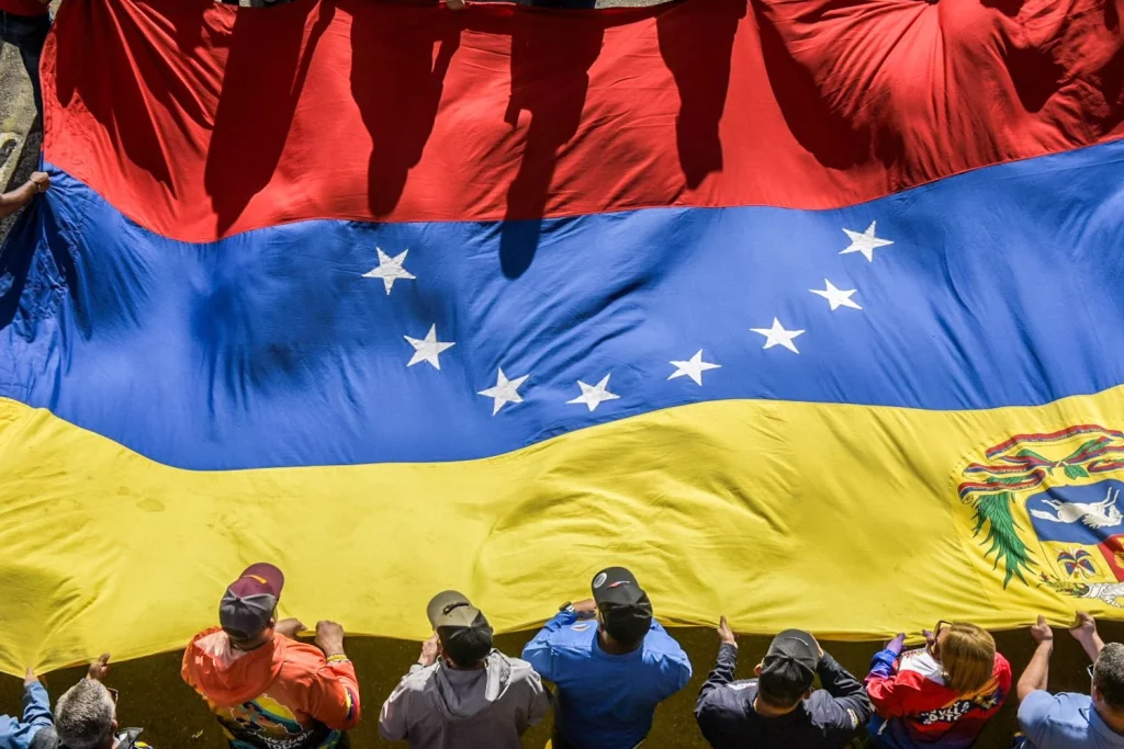 Europapress 6128398 Simpatizantes Presidente Venezuela Nicolas Maduro Portan Bandera