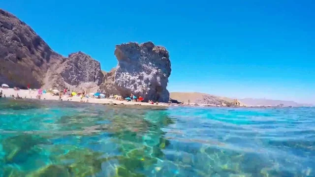 La Playa De España Con El Azul Más Intenso Está Un Lugar De Andalucía