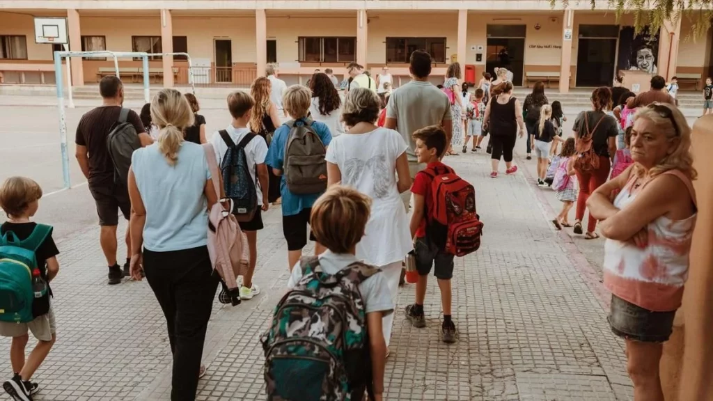 Las Familias Ajustan Su Presupuesto Ante El Creciente Costo De La Vuelta Al Cole