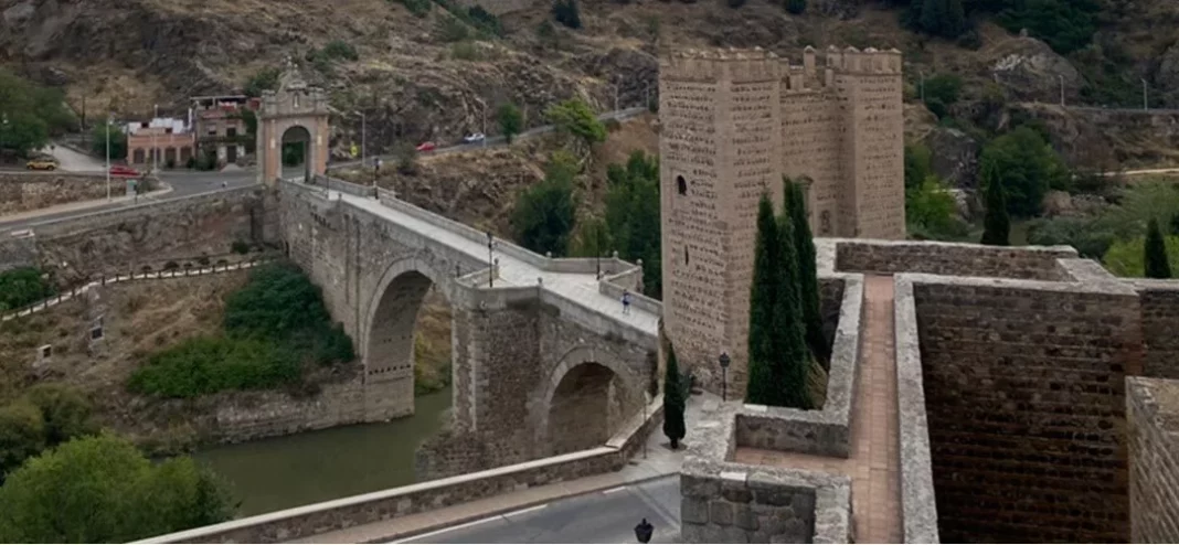 Pasea por el casco antiguo y cruza el Puente de Alcántara