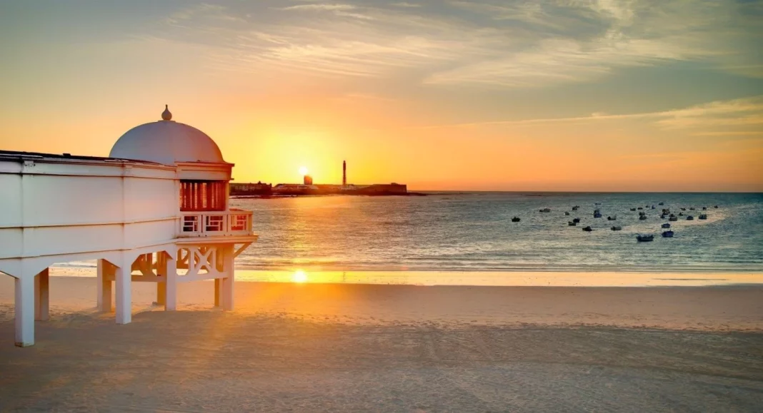 Playa de la Caleta: encanto histórico en el centro de Cádiz