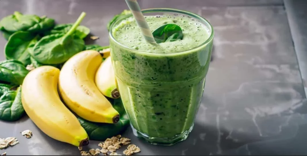 Smoothie verde clásico con espinacas y plátano