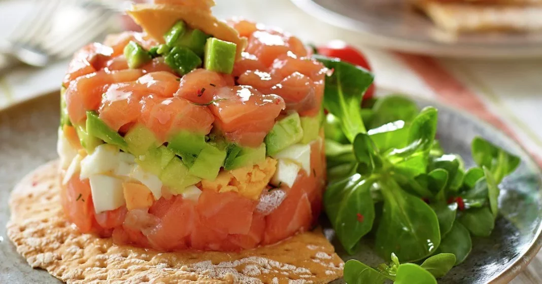 Tartar de aguacate y salmón marinado