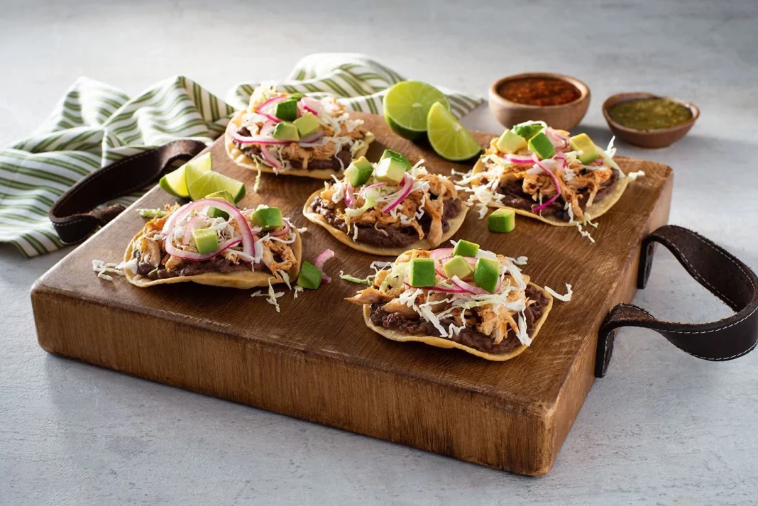 Tostadas de frijoles negros y aguacate: un sabor mexicano en minutos