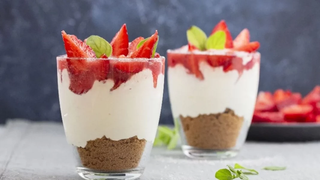 Vasitos de yogur con chocolate y fresas: ¡Postre rápido y saludable!