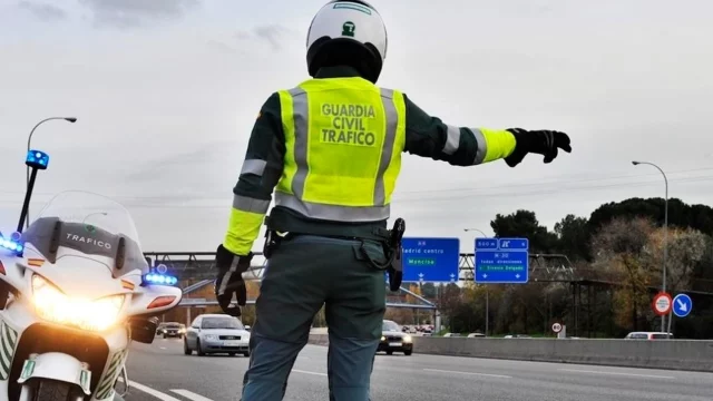 La Dgt Recomienda No Plegar Los Retrovisores Al Aparcar Por Un Motivo De Peso