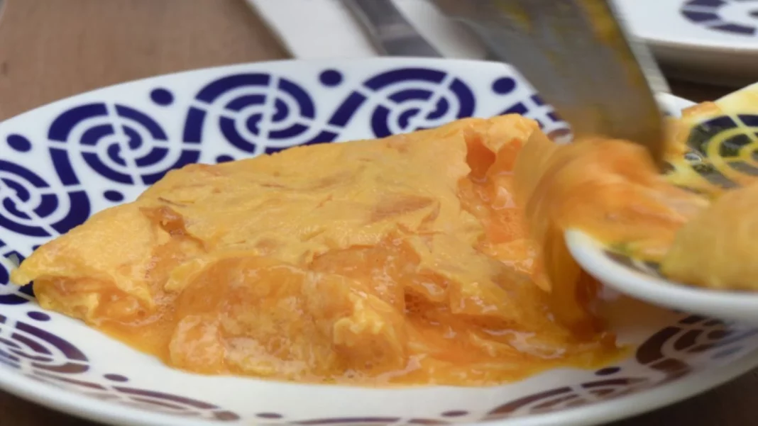 Aprende a cocinar una tortilla de patata al estilo Betanzos en sencillos pasos