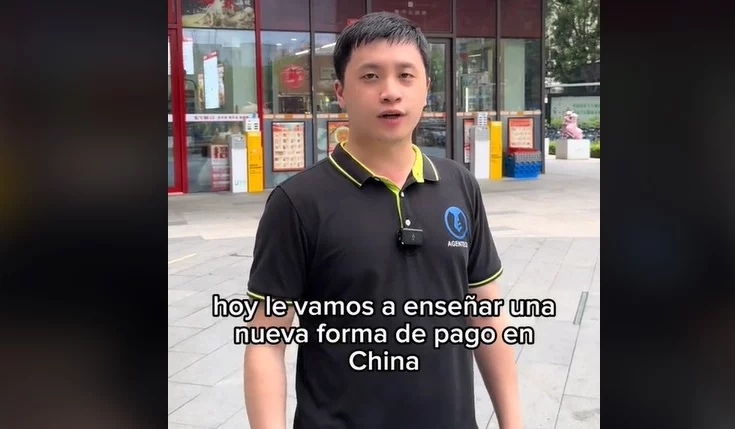 Chino Muestra Como Pagan Con Una Parte Del Cuerpo En China.