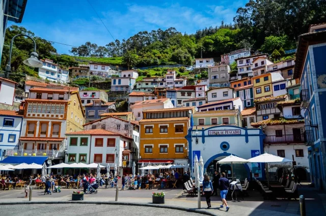 Cudillero, Un Pueblo Costero Español Famoso Por Sus Coloridas Casas En Forma De Gradas