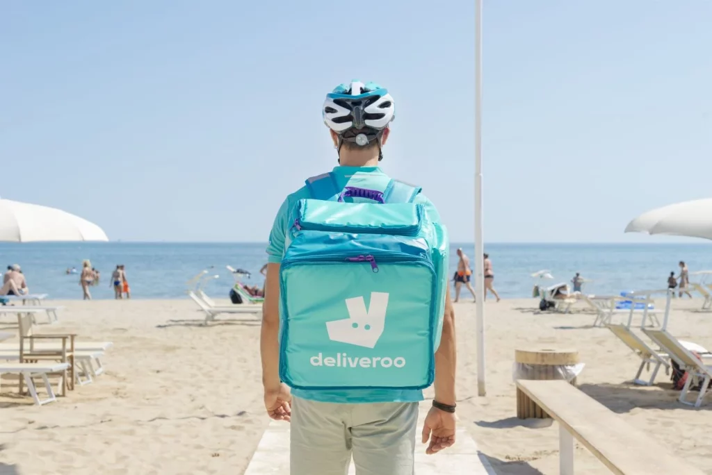 Europapress 4086449 Repartidor Deliveroo Playa