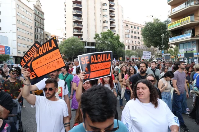 Colectivos De Madrid Aprovechan Las Fiestas De La Hispanidad Para Protestar Por La Vivienda