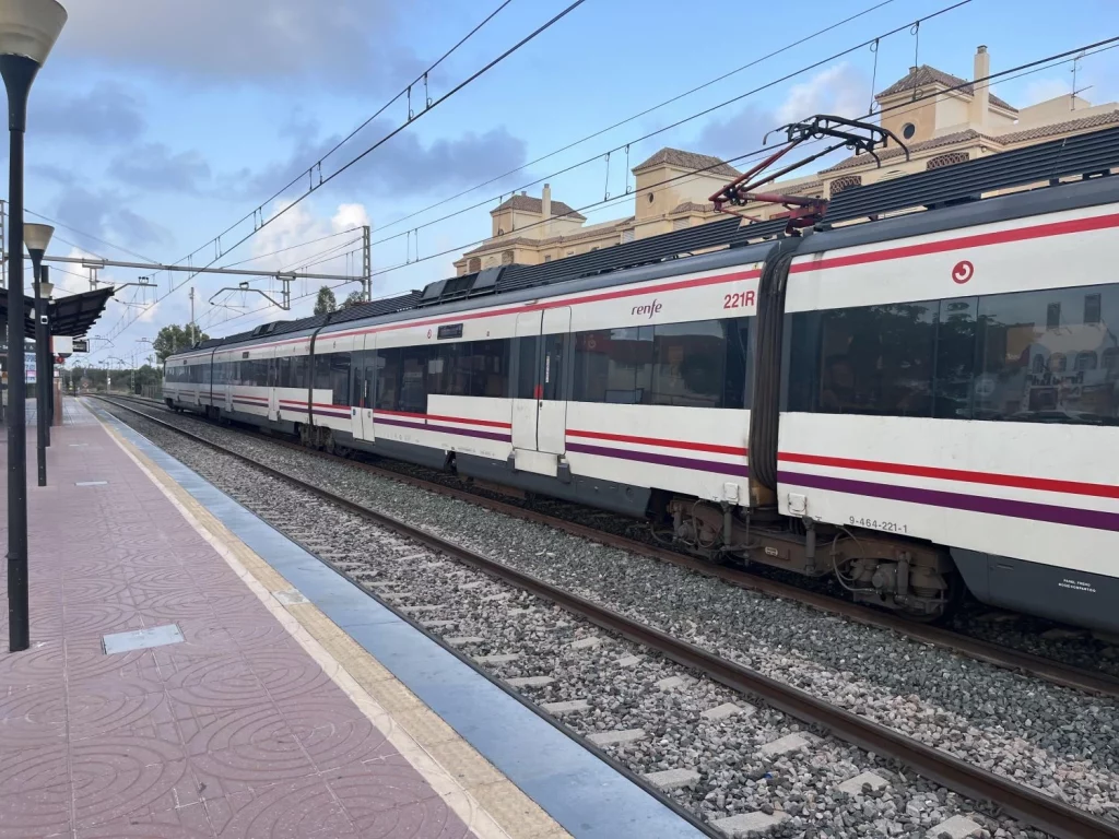 Europapress 6168611 Tren Cercanias Renfe Parada