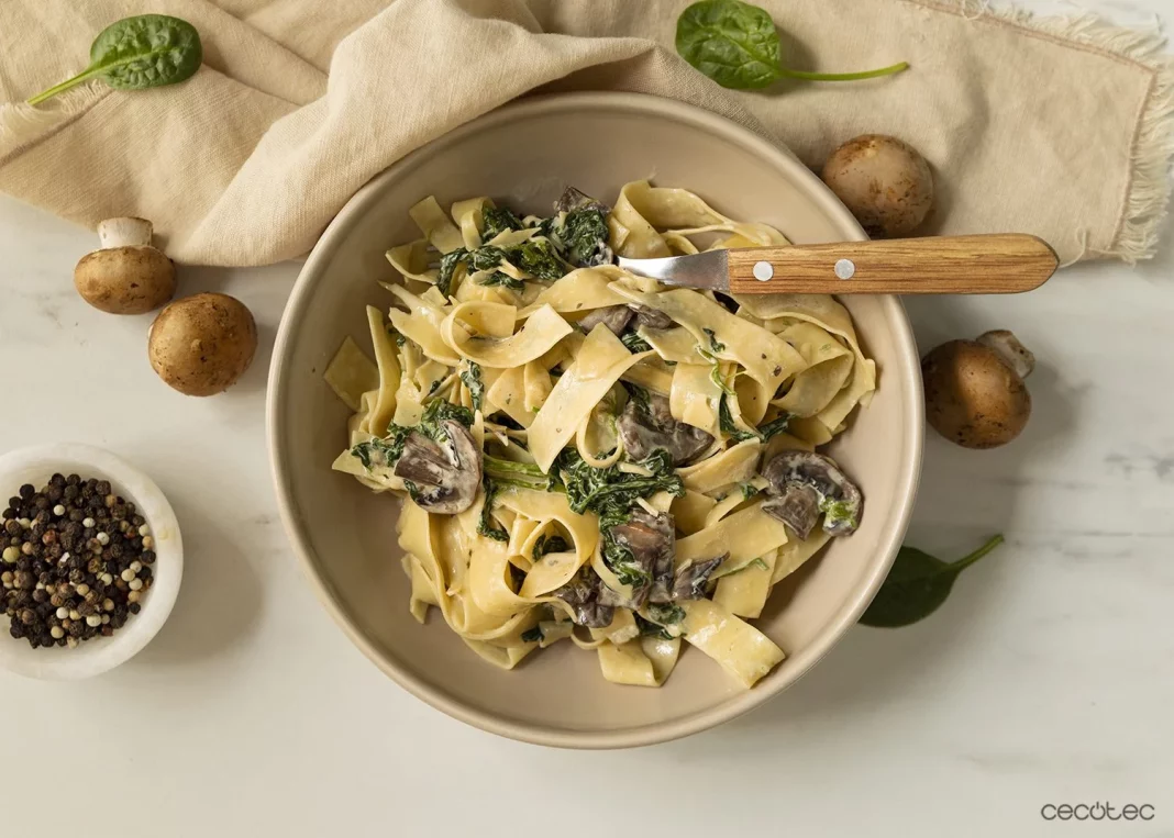 Fettuccini con champiñones y espinacas