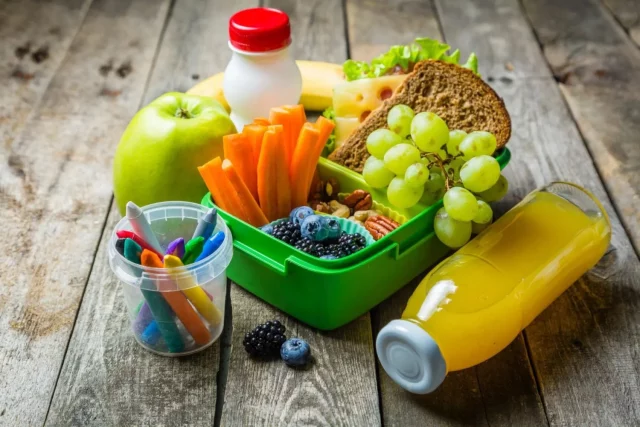 Macedonia De Frutas, Galletas De Avena Y Otras Meriendas Saludables Para Niños