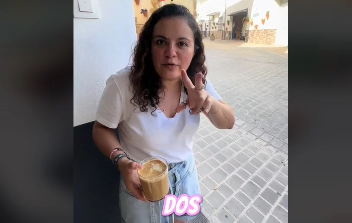 Mujer Latina Feliz En Jaén Por La Cordialidad