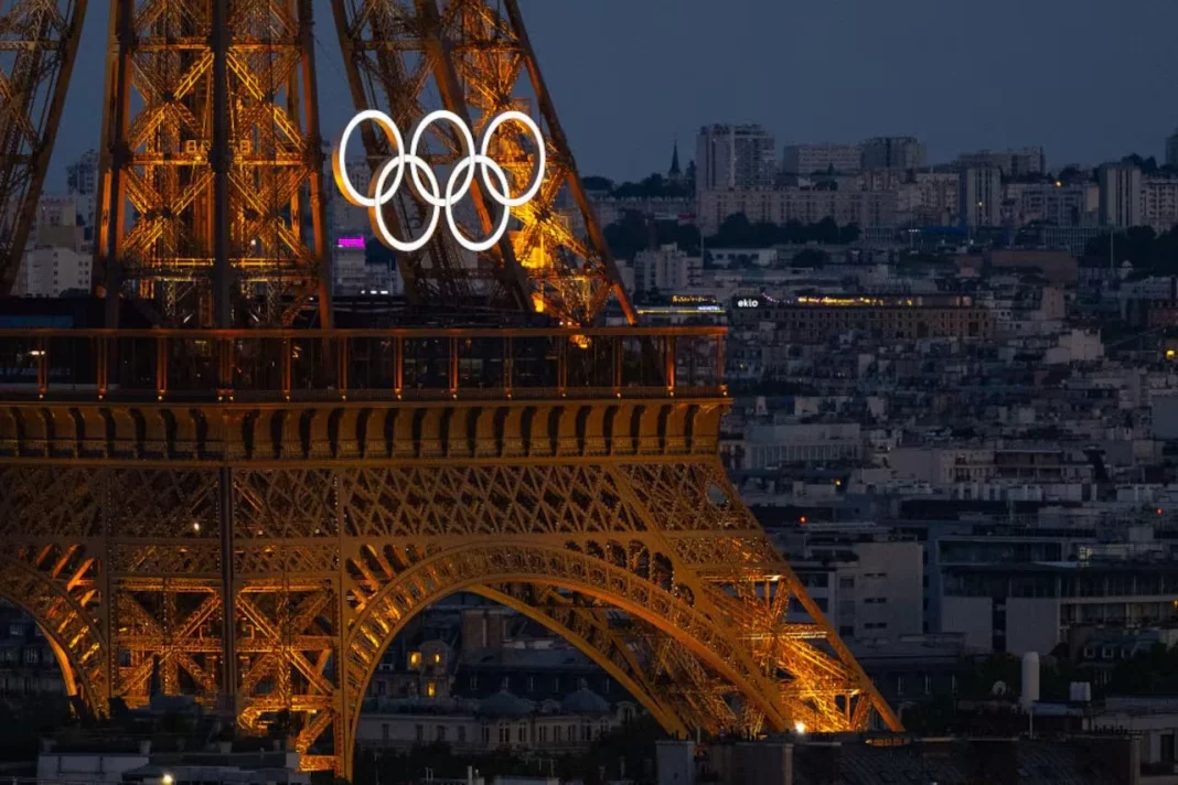 Permanencia de los anillos olímpicos en la Torre Eiffel