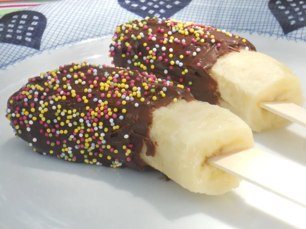 Piruletas heladas de plátano y yogur: refresco divertido