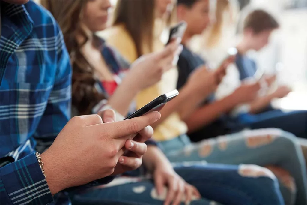 Riesgos Del Uso De Móviles Y Tablets En El Aula Para La Privacidad Del Alumnado