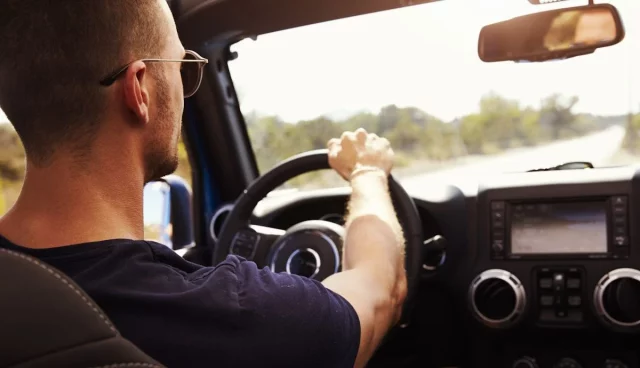 No Arriesgues Tu Vida: La Dgt Desaconseja El Uso De Estas Gafas De Sol Al Volante