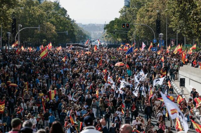 Manifestación Contra El Gobierno Al Grito De «Sánchez Dimisión»