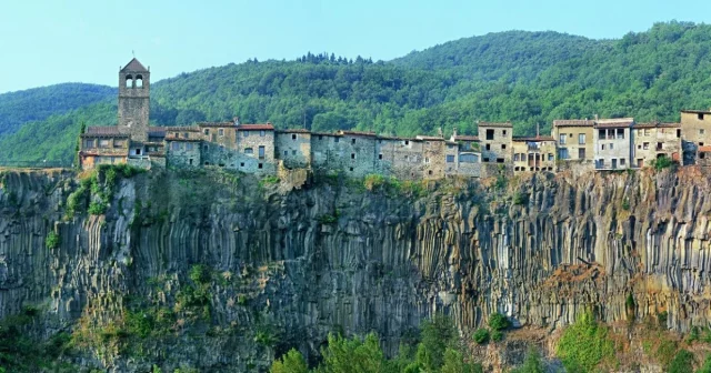 Castellfollit De La Roca, El Pueblo Catalán Que Desafía El Abismo Sobre Un Riscal De Basalto