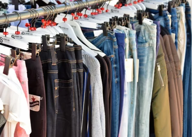 Estos 3 Modelos De Pantalones Vaqueros De Zara Se Alejan Del Aburrido Color Clásico Para El Invierno