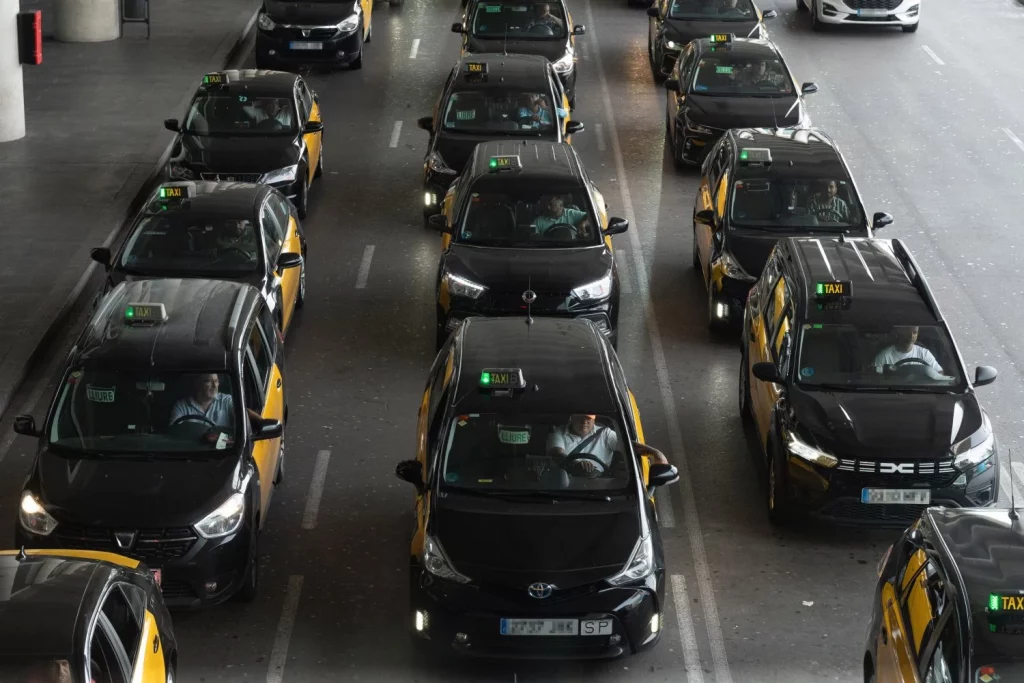 Europapress 6059171 Varios Taxis Primer Dia Protestas Elite Taxi Aeropuerto Prat Barcelona 28 2