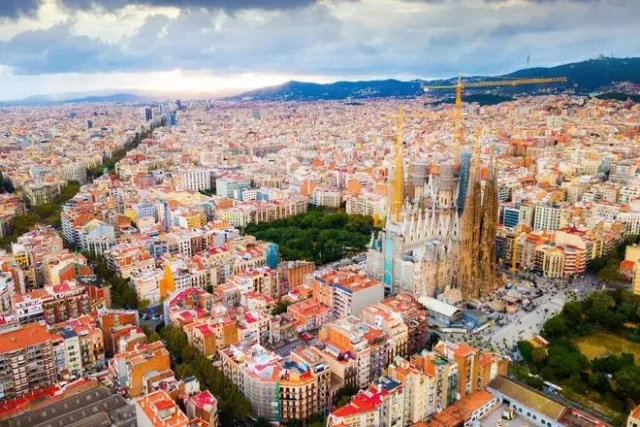 La Ciudad Española Que ‘The Sun’ Recomienda Visitar En Otoño Por Su Sangría Económica