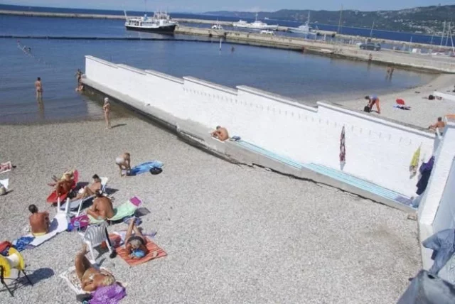 La Playa De Italia Con Un Muro Que Separa A Hombres Y Mujeres