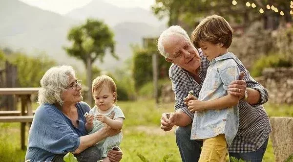 Los Nietos Reinventan Los Apodos Para Sus Abuelos Adiós A ‘Yayo’ Y ‘Yaya’