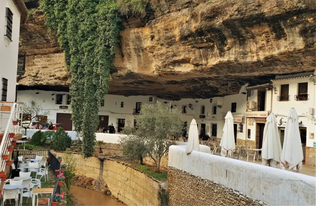 Un cielo de roca que define la arquitectura