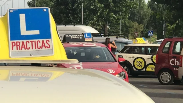 Una Chica Se Presenta Al Examen De Conducir Y Lo Echa A Perder Cuando Le Preguntan Cómo Se Llama