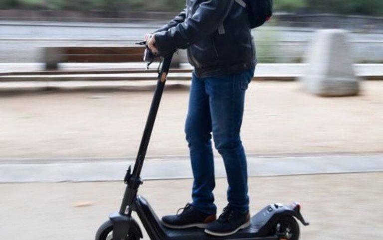 La Policía Municipal de Pamplona denuncia al conductor de un patinete eléctrico tras un accidente