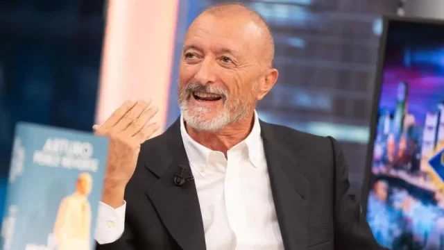 Arturo Pérez-Reverte Estalla En Twitter: «Se Dispone A Ensuciar»