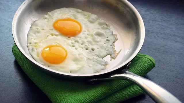 Así De Fácil Evitas Que Los Huevos Salten En La Sartén Al Freirlos