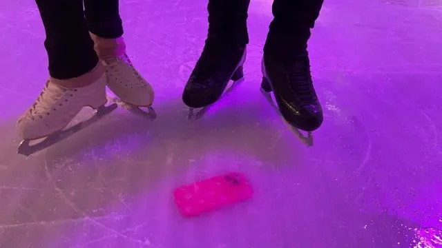 Por Qué Ha Aparecido Un Teléfono Móvil Congelado Bajo El Hielo En Una Pista De Patinaje