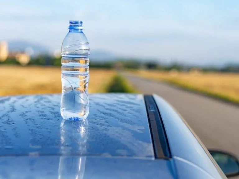 Si te encuentras una botella de agua encima de tu coche, tiene un significado