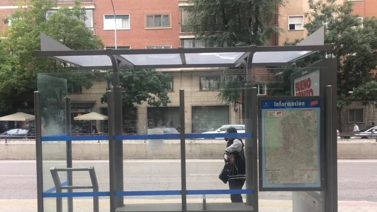 «¿Tenemos que soportar esto?» Un cartel en la Gran Vía indigna a los madrileños