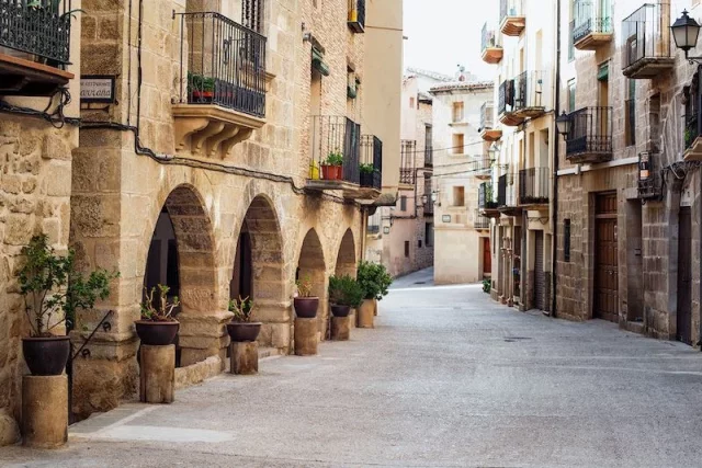 Un Destino De Fantasía En La Fresneda, Una Villa Monumental De Teruel Rodeada De Naturaleza Imponente