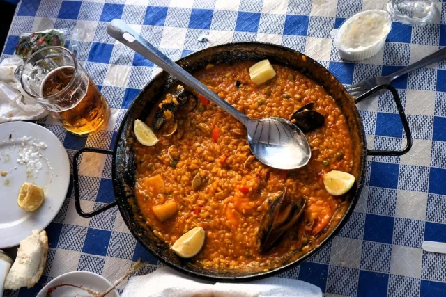 Un Hombre Va A Pagar Una Paella Que No Le Han Cobrado En Málaga Y La Cuenta De Twitter Soycamarero Recoge Su Historia