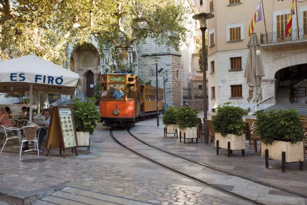 Una parada en la Plaza de la Constitución y visita Can Prunera