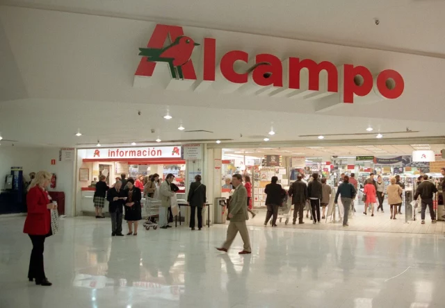 Alcampo Despide Por “Incapaz” A Una Discapacitada Que Trabajó 40 Años En La Empresa Y Le Da Una Medalla