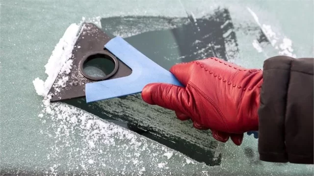 La Forma Más Fácil De Quitar El Hielo Del Cristal Del Coche: Un Anticongelante Casero Facilísimo