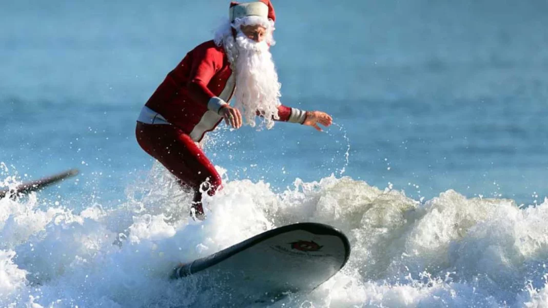 Papá Noel llega en tabla de surf