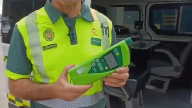 Adiós A Soplar En Los Controles Con Los Nuevos Alcoholímetros De La Guardia Civil