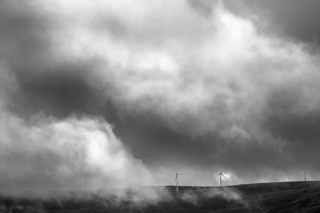 Aerogeneradores Entre Nubes Del Paisaje En La Sierra De Ojos De Albos Avila