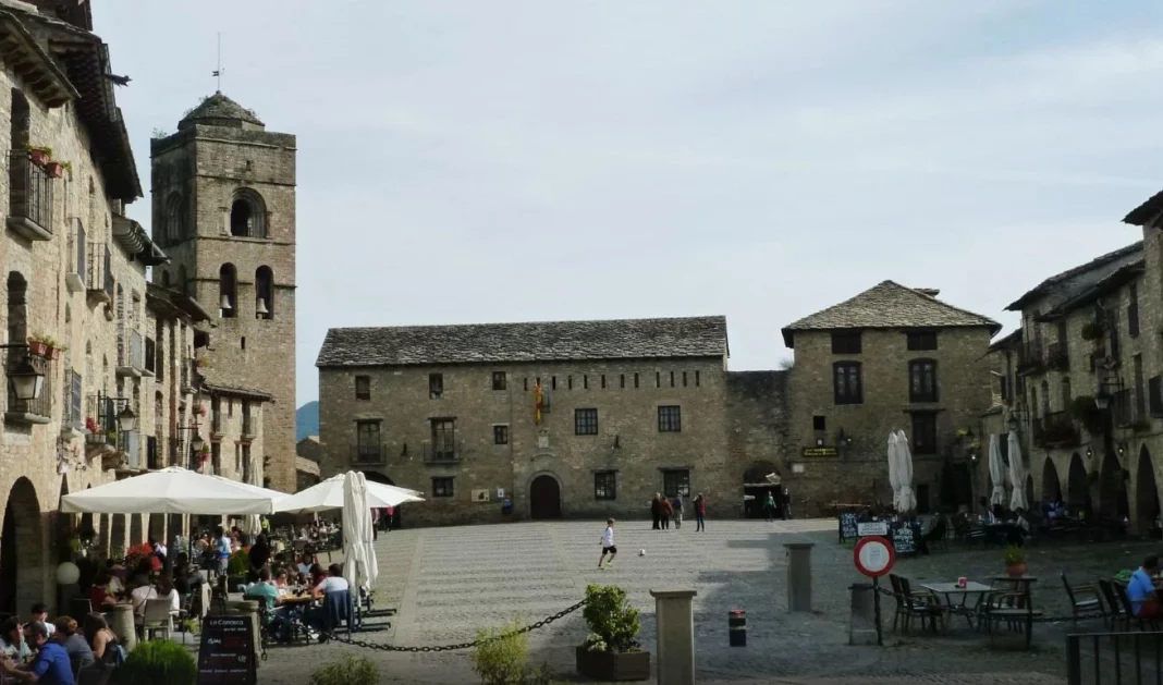 Aíansa: un pueblo con un casco antiguo lleno de historia