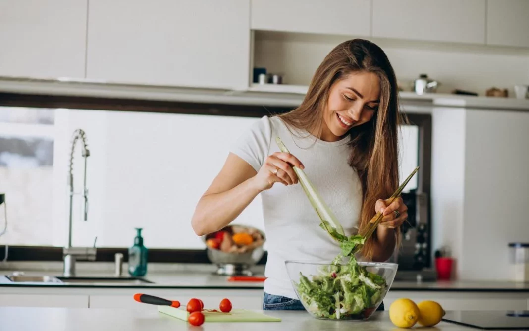 Comer menos y moverte más: el modelo básico de la pérdida de peso que propone este experto